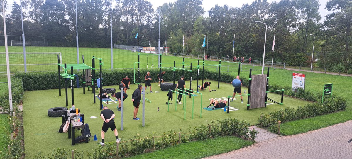 Zomer echt voorbij. Volle bak bij de wekelijkse bootcamp voor de mannen en dame van kazerne De Lier. <a href="/AdFysioDeLier/">AdFysio De Lier</a> houdt ons fit!