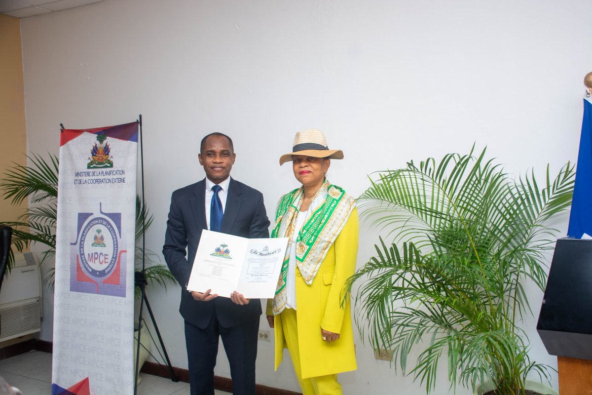 mpceht's tweet image. Le jeudi 19 septembre 2024, Madame Ketleen Florestal, Ministre de la Planification et de la Coopération Externe, a installé Monsieur Guy Romeo Latry comme nouveau Directeur général du #MPCE.
