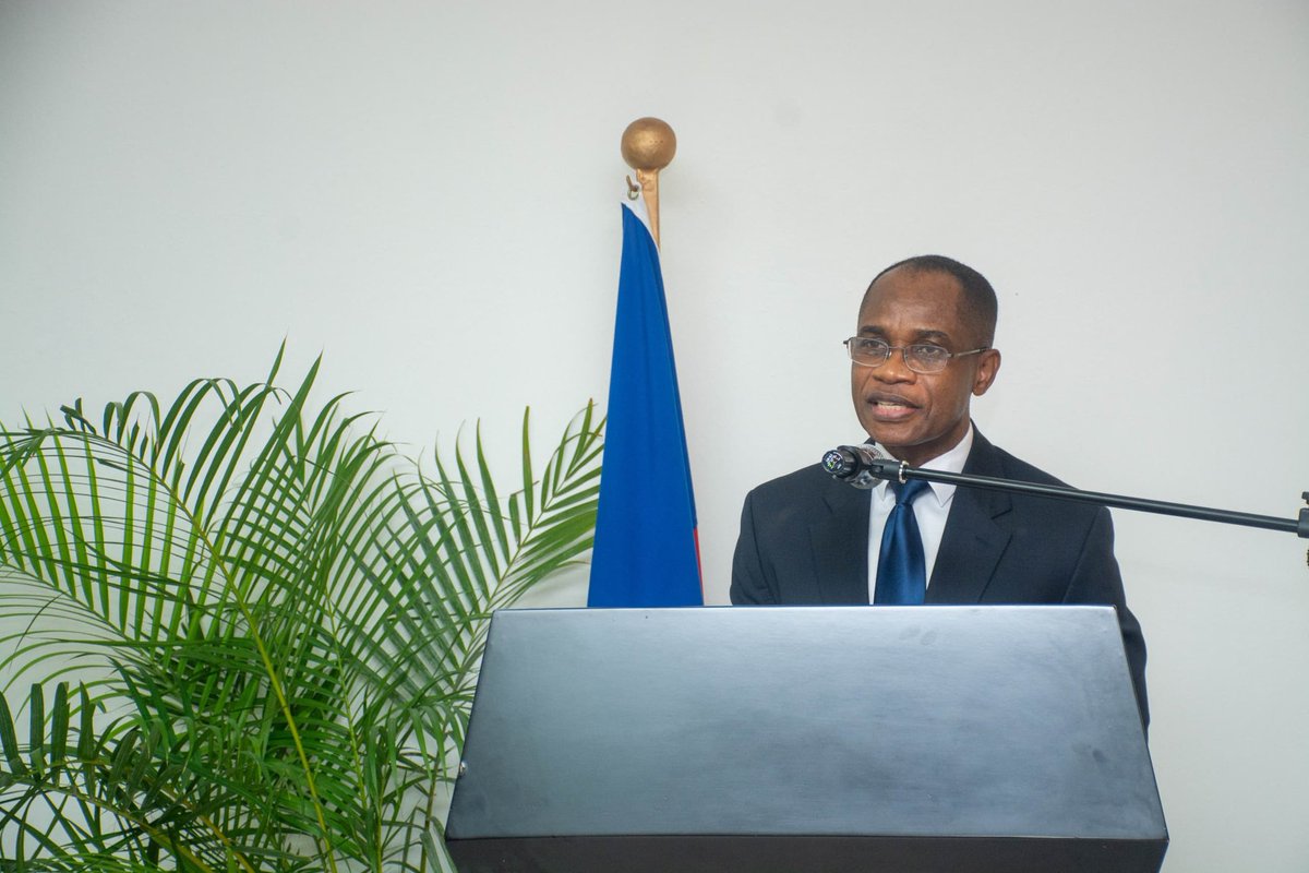 mpceht's tweet image. Le jeudi 19 septembre 2024, Madame Ketleen Florestal, Ministre de la Planification et de la Coopération Externe, a installé Monsieur Guy Romeo Latry comme nouveau Directeur général du #MPCE.