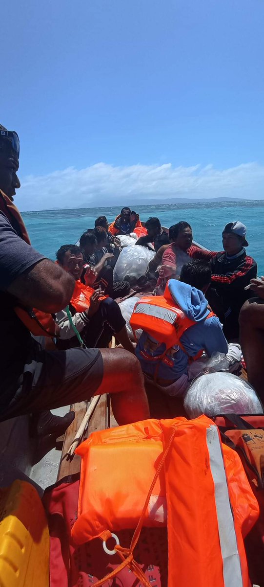 KaiSawaieke's tweet photo. A Chinese fishing vessel ran aground at Mabulica reef on Gau Island. @FijiFisheries  @FijianGovRX @TunaFFA @Fiji_MOFA @slrabuka @FBC_News @RNZPacific @newsroom_the @ABCPacific @FijiNavy https://t.co/6Du83QxK0Z