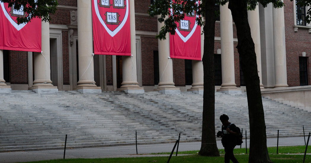 Harvard’s Black Student Enrollment Declines After Affirmative Action dlvr.it/TDbMxh