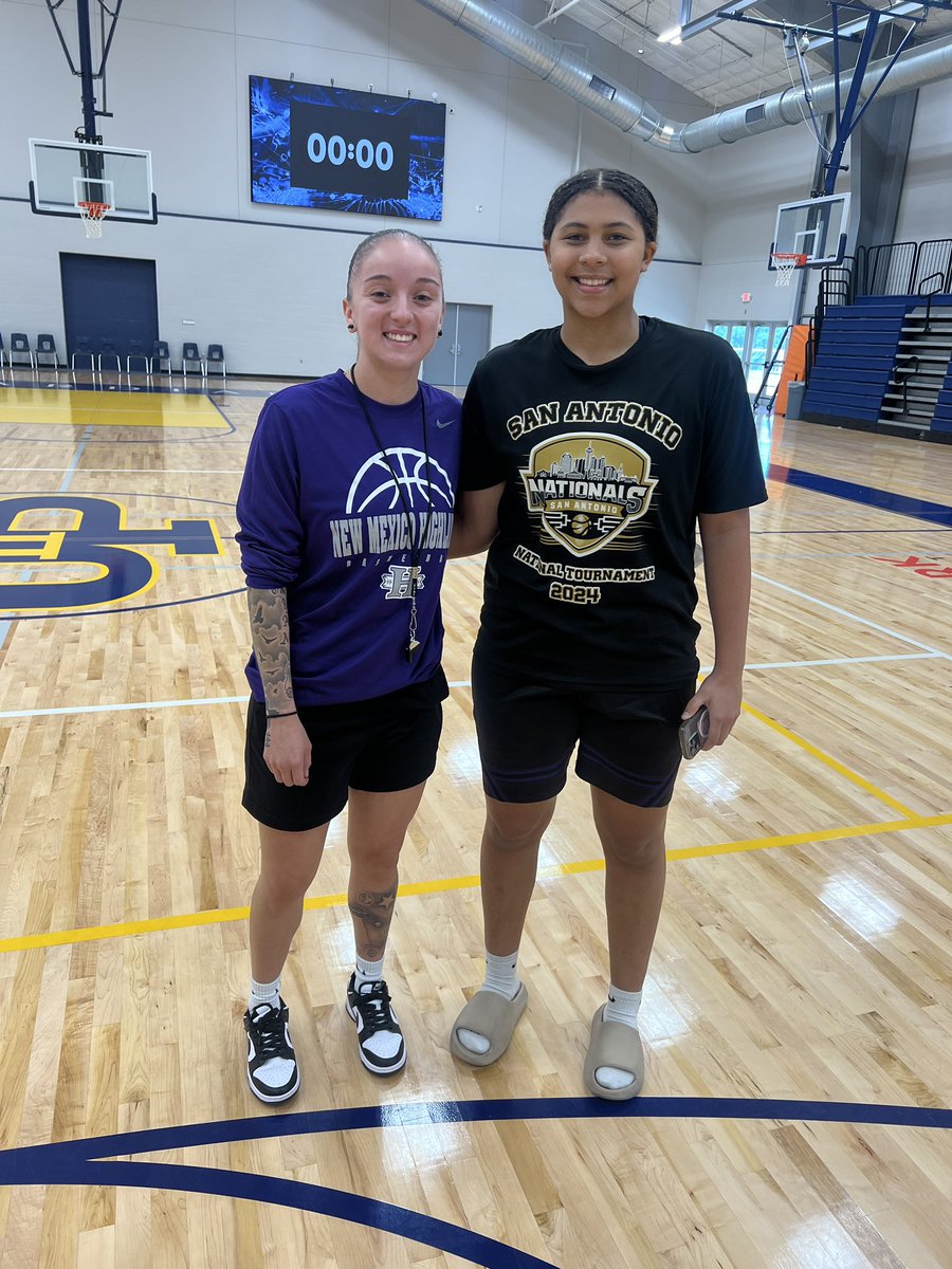 Thank you Coach Rivas <a href="/miaamorr_/">Maiah Rivas⌛️</a> for the energy and knowledge at the College Prospect Camp <a href="/NMHU_Athletics/">New Mexico Highlands Athletics</a> <a href="/CoachFearing/">Lindsey Fearing</a> <a href="/Coach__Chat/">Mire Chatman</a>
