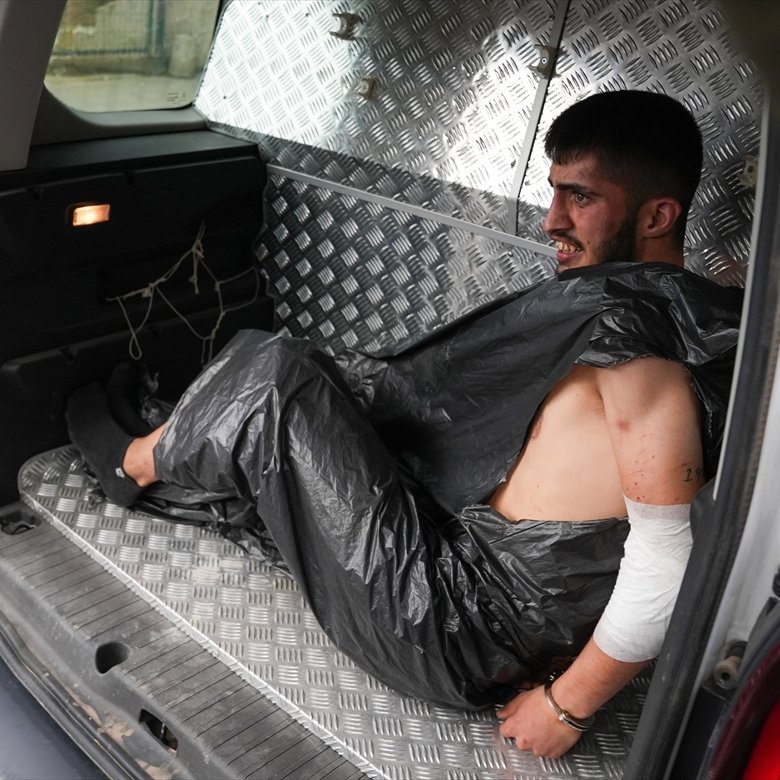 Suçu ne olursa olsun boyle götürme şekli olmaz bunu sarı torbaya koymanız lazımdı🤲
Ellerin dert görmesin polisim🤲
Dilerim cezaevinde gebertirler🤲
#Polisiminyanındayım
#Devletiminyanındayım