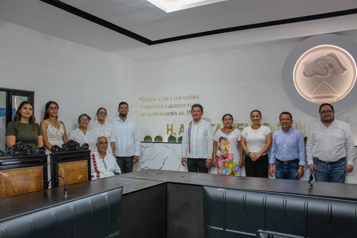 Los Presidentes Municipales de Tierra Blanca Veracruz, Álvaro Gómez Flores y el anfitrión, Irineo  Molina Espinoza, de Tuxtepec, develaron una inscripción en homenaje de quieres perdieron la vida y  quienes ayudaron al resurgimiento de Tuxtepec tras su inundación hace 80 años.