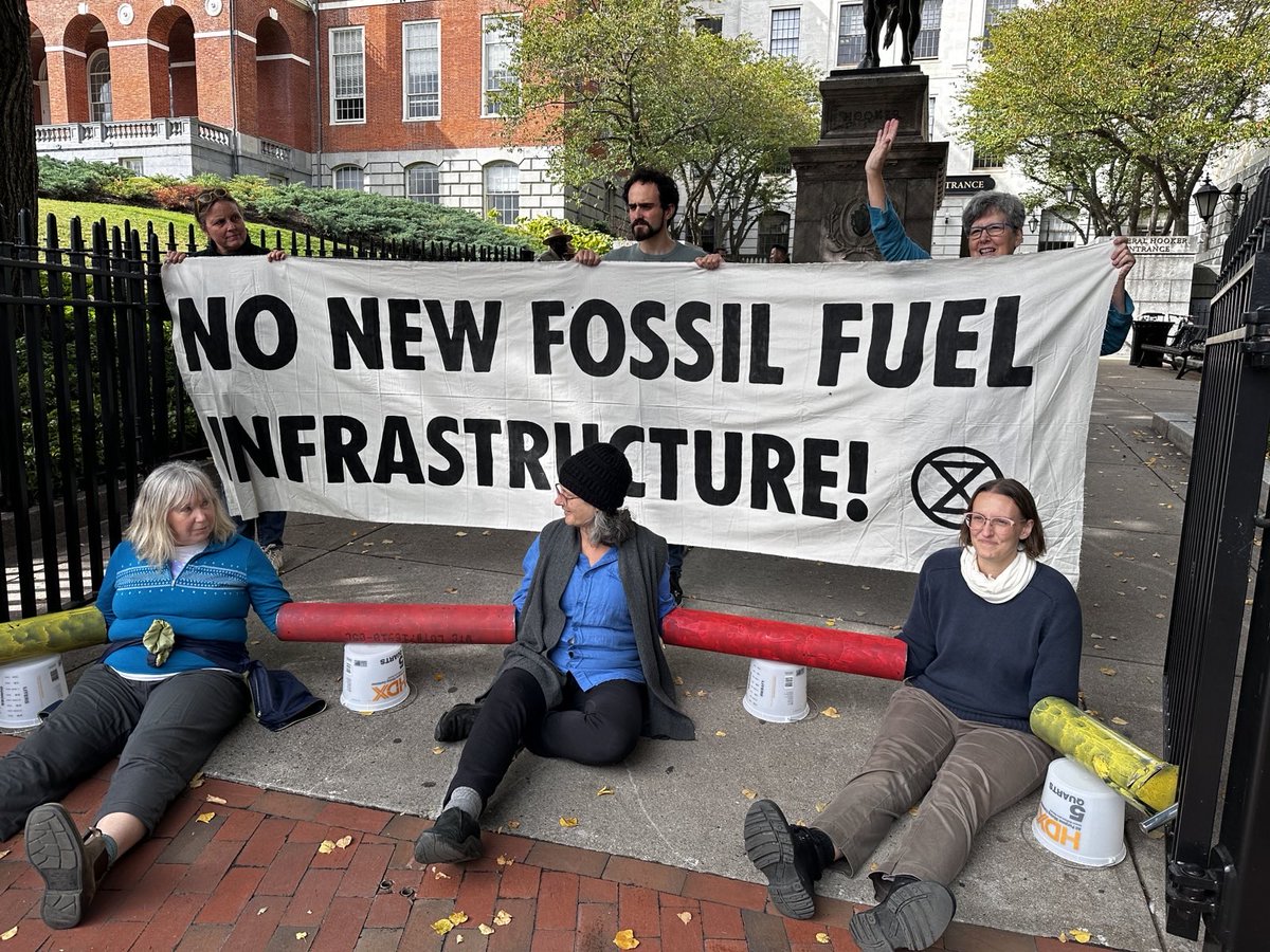 🚨BREAKING NEWS🚨3 Extinction Rebellion Boston activists are locked onto the gates of the Massachusetts State House in USA, demanding #NoNewFossilFuelInfrastructure. This is their 3rd annual #WeekofRebellion civil disobedience.
Press release here: xrboston.org/press/xr-bosto…