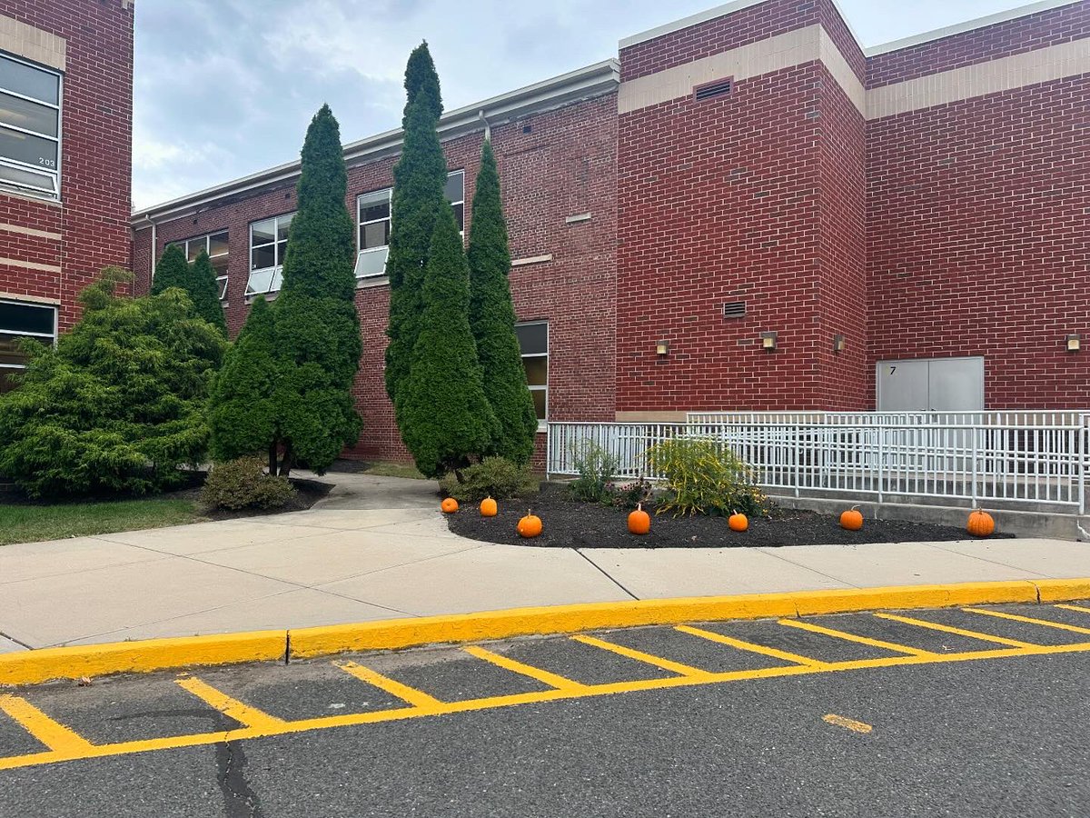 Edgar is ready for Fall! We’re using the pumpkins that were planted in our courtyard by our Environmental Club to decorate the front of our building. #edgarpride <a href="/Neyda_Evans/">Neyda Evans</a> <a href="/MSD_Caputo/">Vincent Caputo</a> <a href="/DrTaniaHerzog/">Tania Herzog</a>