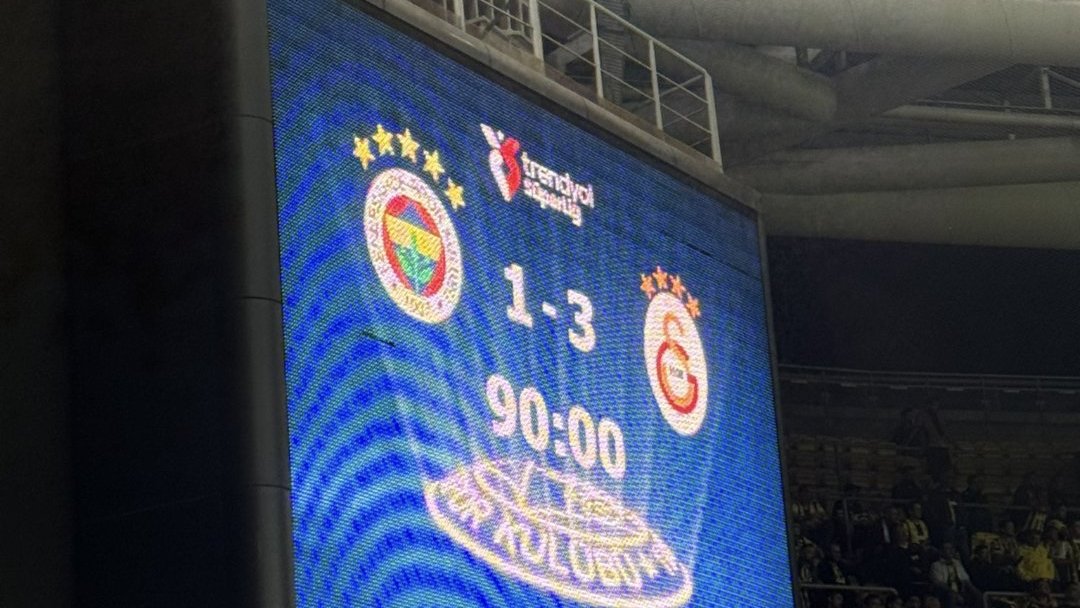 Ben bu 5 yıldız şımarıklığından ve bu şımarıklığın cezasız kalmasından çok sıkıldım artık.

Yayıncı kuruluşun kadrajına giren her yer organizasyonun bir parçasıdır ve ısrarla bu alanlarda korsan logo kullanmaya devam ediyorlar.

Galatasaraylı futbolcular, 5 yıldızlı sahte logonun