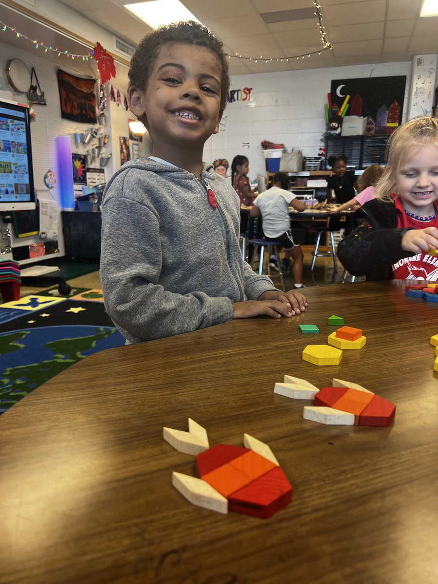 ArtRoom205's tweet image. Kindergartners used different centers to explore shapes. Getting to use the metallic Kwik Stix was definitely a fan favorite. @MLEmustangs #elementaryart