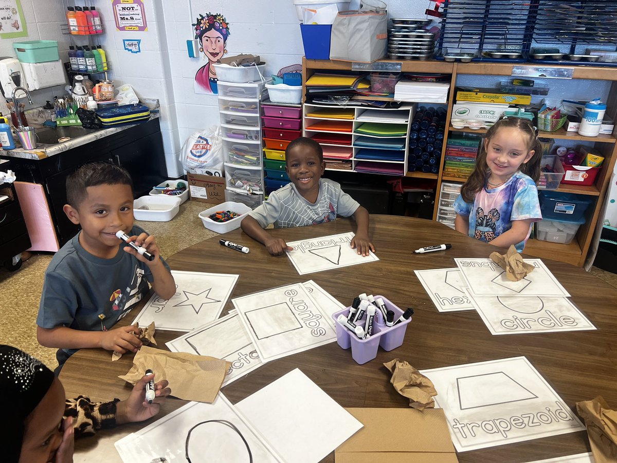 ArtRoom205's tweet image. Kindergartners used different centers to explore shapes. Getting to use the metallic Kwik Stix was definitely a fan favorite. @MLEmustangs #elementaryart