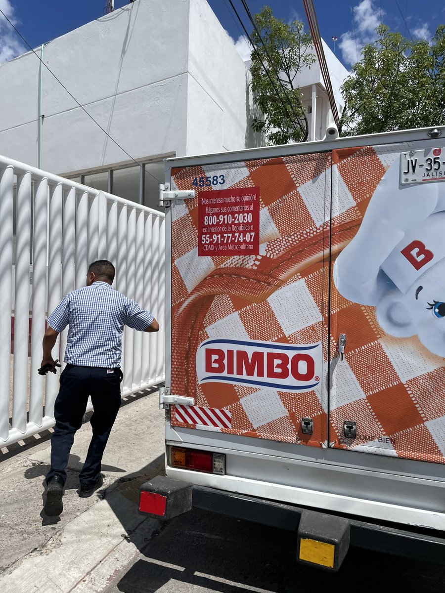 rrodrigomh's tweet photo. @BimboMx su chofer obstruyendo la bajada y subida de pacientes del hospital issste Ags https://t.co/mLKGn13LXv