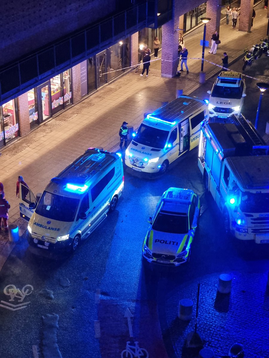 KristofferFoto's tweet photo. #Bærum Nødetatene er på vei til parkeringshuset på Sandvika Storsenter etter melding om at en bil trolig har kjørt ut fra en hittil ukjent høyde https://t.co/FM4w5AtdXm