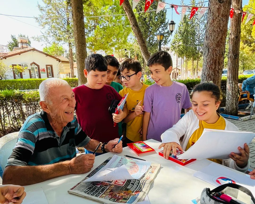 GSB_AdanaGM's tweet photo. Bakanlığımızın Kuşaktan Kuşağa Öğrenme Programı kapsamında gönüllü gençlerimiz çocuklarımızla birlikte huzurevi ziyareti gerçekleştirdik Huzurevi sakinleriyle resim yaparak hem eğlenceli vakit geçirdi hem de nesiller arası köprüler kurduk.
#GönüllülükKulübü
#GençlerinİyilikAğacı https://t.co/ea25JaB09t