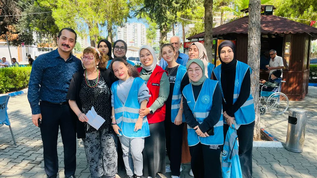 GSB_AdanaGM's tweet photo. Bakanlığımızın Kuşaktan Kuşağa Öğrenme Programı kapsamında gönüllü gençlerimiz çocuklarımızla birlikte huzurevi ziyareti gerçekleştirdik Huzurevi sakinleriyle resim yaparak hem eğlenceli vakit geçirdi hem de nesiller arası köprüler kurduk.
#GönüllülükKulübü
#GençlerinİyilikAğacı https://t.co/ea25JaB09t