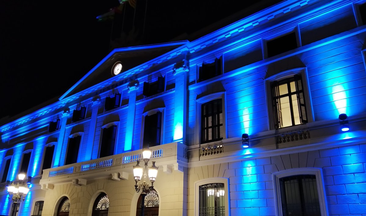 Aj_Sabadell's tweet photo. #AVUI 🔵 La façana de l'Ajuntament s'il·lumina de color blau amb motiu del Dia Internacional de les Llengües de Signes 🤲

#IDSL #BlueLight #Sabadell💙 https://t.co/D5Om3HjmKw