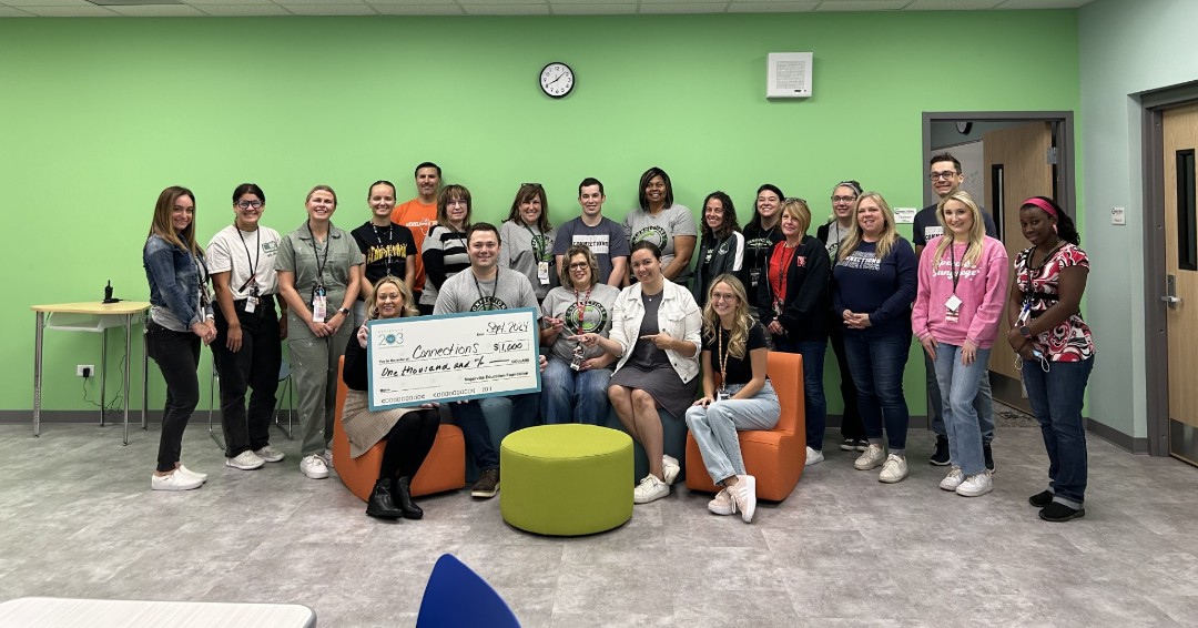 NEF203's tweet photo. 🍏 NEF Trustee Amanda Kunzer presented Connections Transition Services with their 2024-25 School Appreciation Grant. The $1,000 in discretionary funds support the unique needs of each school.

Thanks for all you do at Connections to support @Naperville203 students!

#Elevate203 https://t.co/SwwOJUzgmi