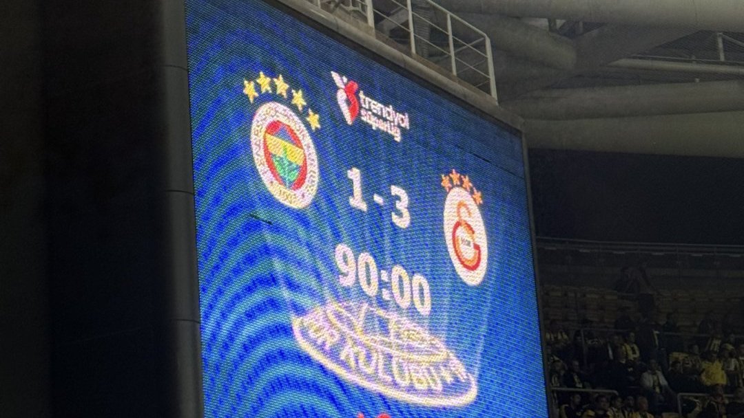 - Fenerbahçe logosu neden 5 yıldızlı?
+ Çünkü 1959 öncesi şampiyonluklarla birlikte 5 yıldızımız var!!!

- Galatasaray arması neden 4 yıldızlı?
+ Çünkü 1959'dan bu yana 24 kez şampiyon oldular!!!

Bu kitle tabii ki "Gitme sana muhtacım" şarkısı söyleyecek Ali'ye, normal...