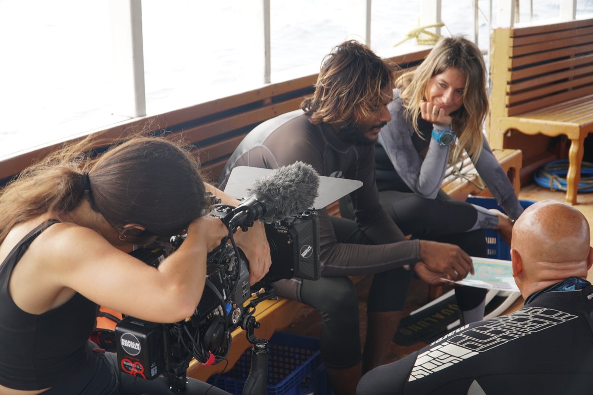 LaLupaPro's tweet photo. Aquí teniu algunes imatges del making of del nostre documental "Gàdor i els taurons" gravat a Mallorca, Mèxic i Maldives🦈🌴 I aquí teniu l'enllaç per tornar a mirar-lo https://t.co/bXv0DhdGeV https://t.co/WLOKnvka8W