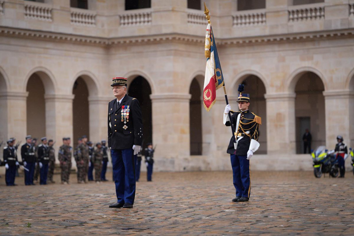 ADUMONTIER60700's tweet photo. Cérémonie d’adieux aux armes du général d’armée @Ch_RGZ après 41 ans au service de la gendarmerie, au service de la France. 
À mon chef, à mon ami : merci !
Vive l’Arme ! https://t.co/1Jpe4UH1b4