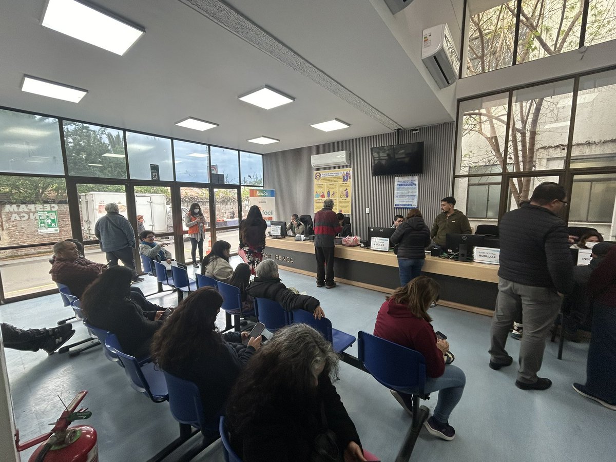 Muni_Renca's tweet photo. ¡Nuevo estándar para la salud pública de #Renca! 🏥 Hoy inauguramos la ✨ renovada SALA DE ESPERA del Cesfam Renca que, con una inversión total de más de $500 mill., presenta importantes transformaciones en beneficio de la experiencia de nuestras usuarias/os y funcionarias/os. https://t.co/mDAj0uYDbK