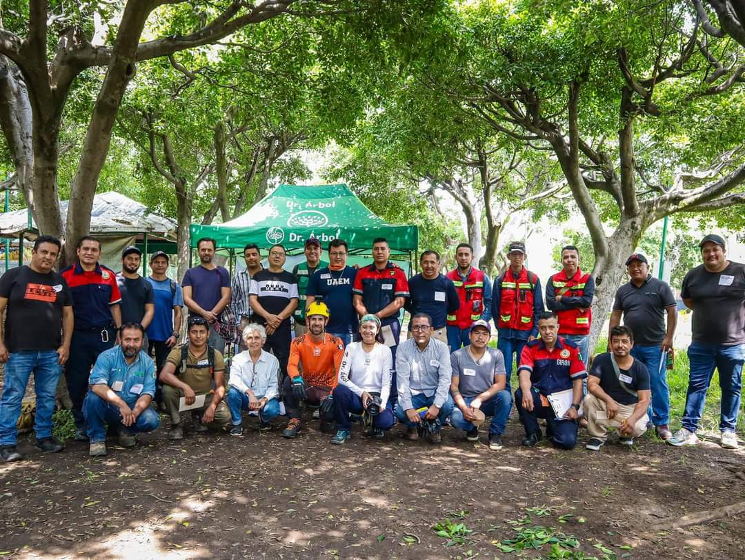 💬El Arq. <a href="/IsraelAVarq/">Israel Albavera Vázquez</a> Vázquez, titular de la SDSySP, agradeció la disposición de los trabajadores de  de esta dependencia, así como a integrantes del Heroico Cuerpo de Bomberos por asistir a este curso bajo la medida de que exista una mejora continua en la atención de reportes.