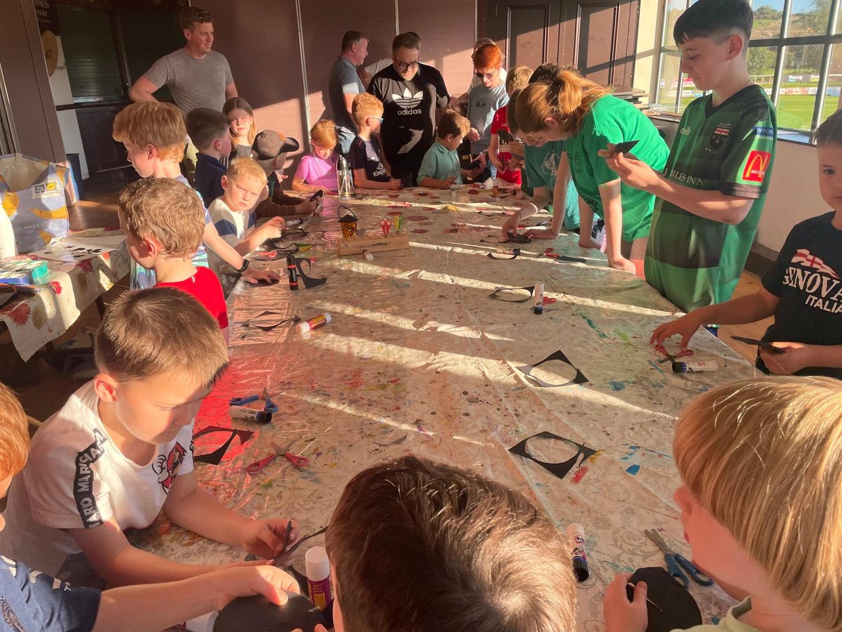 Well done to the City of Derry Rugby Club, who have been working hard getting ready for the Carnival Parade at #DerryHalloween 👻 Everyone is getting super excited! 

Thanks to Sheila Byrne for facilitating!
derryhalloween.com/parade-firewor…