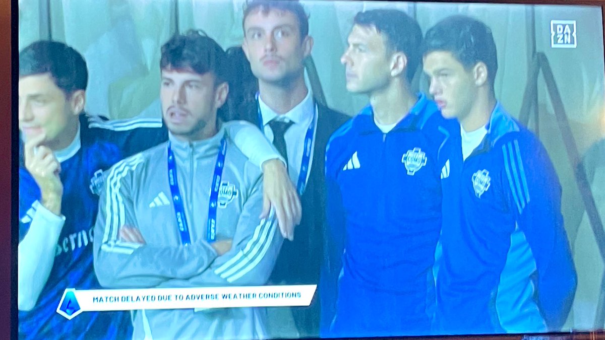 Männer, die auf Regen starren 😂

#Atalanta 
 #AtalantaComo
#SerieAmore