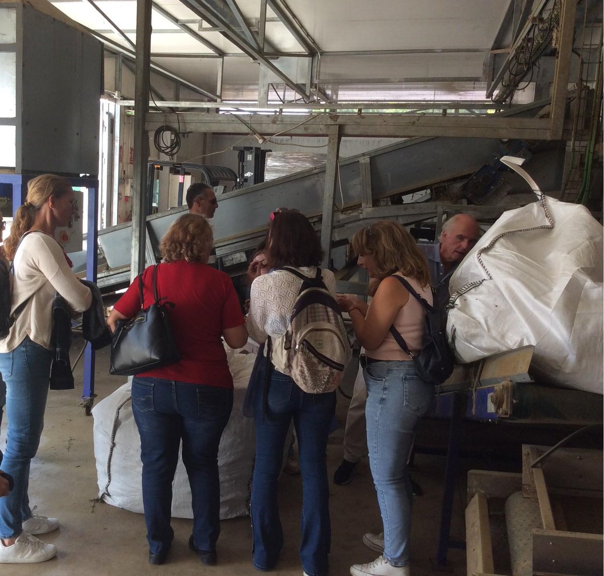 CFMRDonBenito's tweet photo. El sábado 21 de septiembre alumnas del curso de "Producción y comercialización de PAM,s II" organizado en el CFMR de Don Benito visitaron la empresa BIOSTEVERA líder en producción de stevia ecológica en Europa, situada en Villanueva de la Vera https://t.co/zlDkCF0HLN