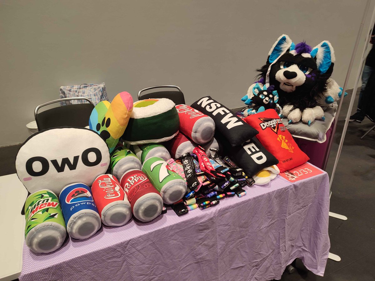 Ahhh another Eurofurence survived, I had a blast and sales were amazing as always ♥
I suck at social media, but THANKS everyone who came to chat, buy or just hang out.

It was funny to be in the +18 section, but a table in the DD is better than no table!

Now to deal with PCD...