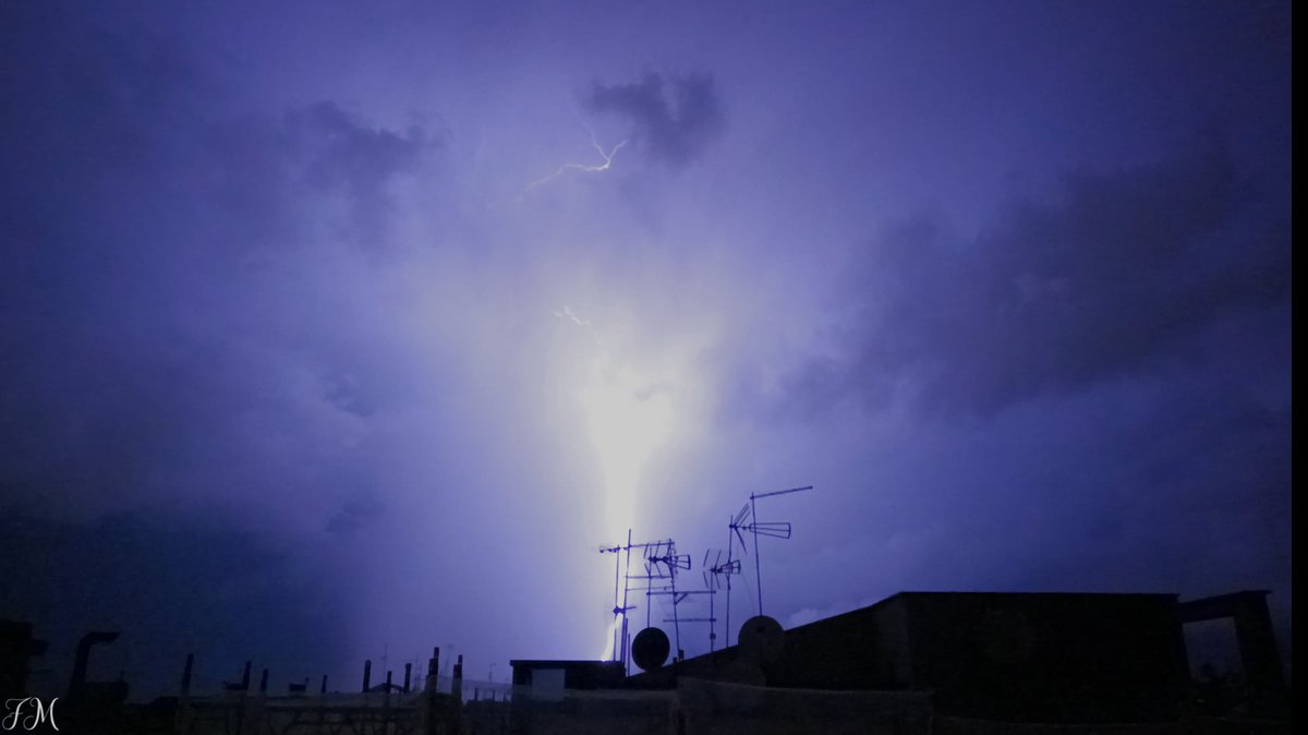 MenentiFranco's tweet photo. #Fulmini su #Roma questa sera.

@romatoday  @3BMeteo  @StormHour  @ThePhotoHour  @Abitarearoma https://t.co/5Ywt5kqyVT