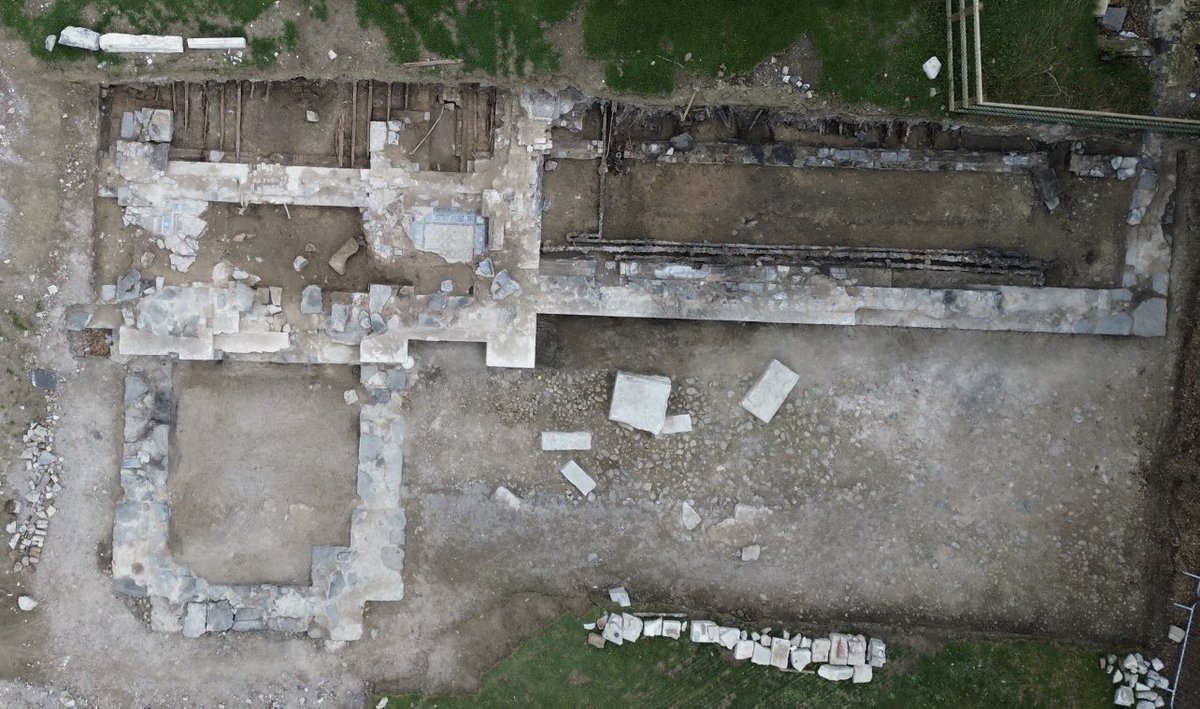 Huge thanks to all of our volunteers who put in a massive shift today cleaning the site before the final photos. Photographs are a crucial part of what we do as archaeologists, preserving and recording the site for current &amp; future research and for presentation + dissemination.🙏