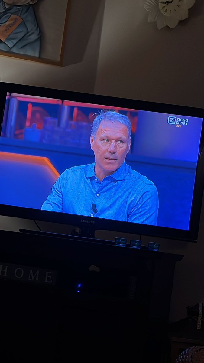 Minithootje20's tweet image. Van Basten komt er tijdens deze uitzending van Rondo dus oprecht achter dat Forbs niet meer bij Ajax speelt. Wat doe je dan aan zo'n tafel ? 

#Rondo #Forbs #VanBasten #Ajax