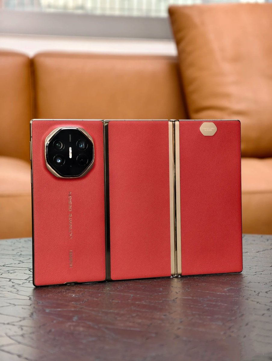 华为Mate XT非凡大师三折叠屏手机刚上手，就让我惊叹它轻薄的重量，确实名不虚传，作为全球最薄3.6毫米的折叠屏手机，确实颠覆了我对折叠屏手机以往既有的观念，三折叠的大屏带来的视觉升级也很吸引我，华为不愧是折叠屏手机的引领者，你会心动吗？#中国科技