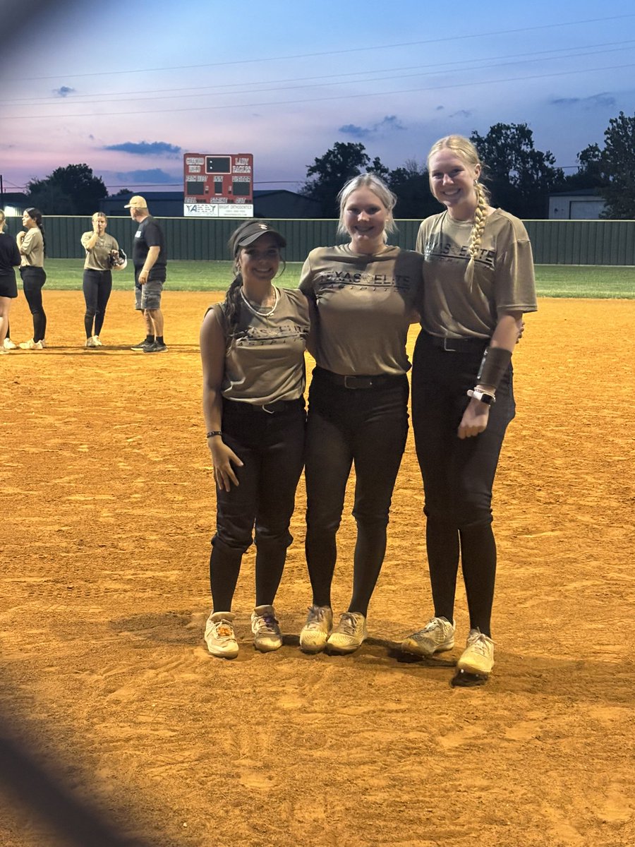 IzzyLeeSoftball's tweet photo. Starting off the season with a scrimmage vs 18u Texas Elite National Scott/Hammons. Got to play against an old teammate while playing with @zoepisio2028 on our new team! So excited for this fall season with this team. Here’s a strikeout video from last night! #izzylee2027 #RHP https://t.co/yn0BJ77gS8
