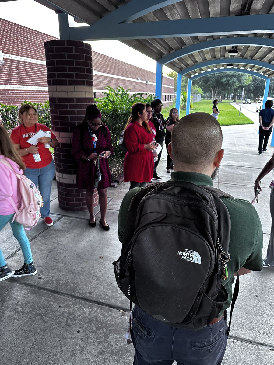 A_Hart73's tweet photo. Elementary Assistant Principals conducting walks early this morning @HarrisElem_Aisd. We saw some great systems, inviting and calming environment. It’s nice to come together to see some great things happening in @AldineISD. #AldineImpact @AldineOSA @nparedes2000 https://t.co/W5EMfUieuo