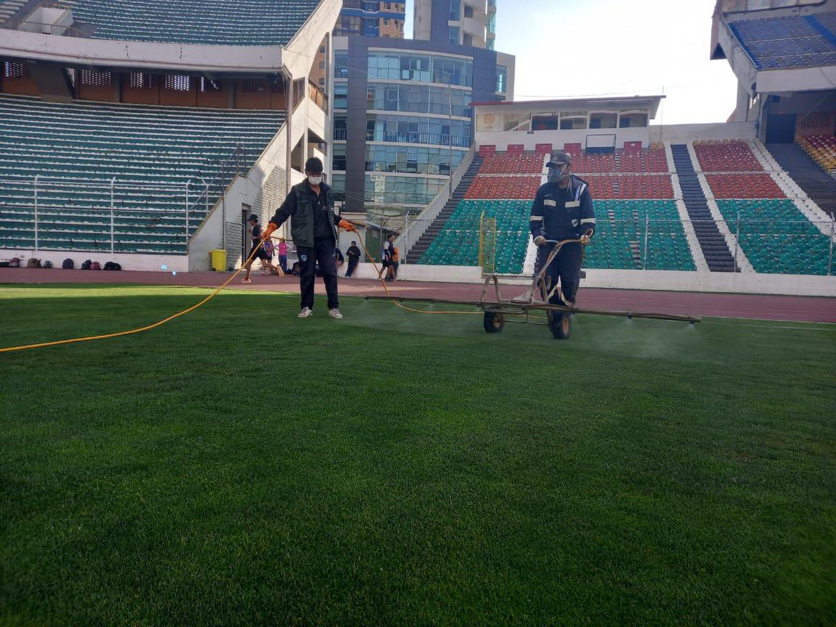 En coordinación con el Sedede y la <a href="/FBF_BO/">Federación Boliviana de Fútbol</a>, el equipo de infraestructura de <a href="/Bolivar_Oficial/">Club Bolívar</a> comenzó a trabajar para mejorar la cancha del 🏟️ Siles. Hoy se cambiaron los tepes en las zonas más afectadas, se aplicaron productos para el desarrollo del pasto y se prestó asistencia