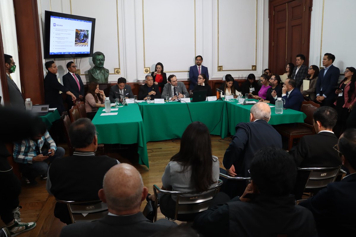 El Secretario <a href="/andreslajous/">Andrés Lajous</a>, en compañía de las y los titulares de la Red de #MovilidadIntegrada, <a href="/RosarioCastroE/">Rosario Castro</a>, <a href="/GCalderon_Metro/">Guillermo Calderón</a>, Sergio Osorio, <a href="/DirectorSTE/">Martín López Delgado</a> y <a href="/lm_pavel/">Pavel LM</a>, así como de los subsecretarios <a href="/LuisrSst/">Luis Ruiz Hernández</a> y <a href="/ElNahual/">Salvador Medina</a>, compartió con la Comisión de Movilidad Sustentable y