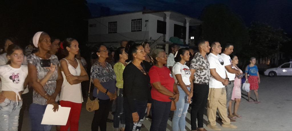 Yelman89031217's tweet photo. Noche de celebración en por los 64 años de los #CDR y de reconocimiento a vanguardias y destacados en el trabajo de la organización. La zona 58 en el mismo centro de Santa Lucía fue sede de la actividad central del municipio #RafaelFreyre.
#HolguinSi https://t.co/T6bjQiv011