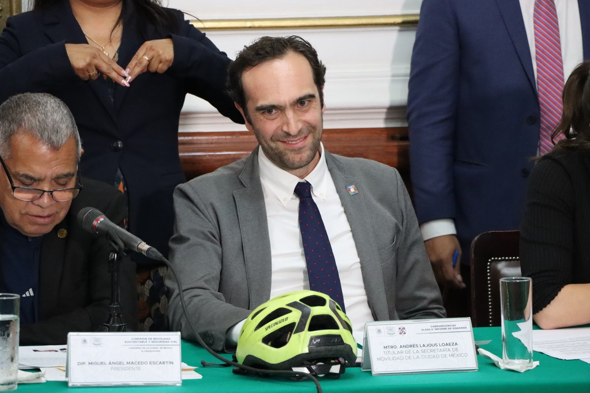 MetrobusCDMX's tweet photo. Esta tarde la Directora General, @RosarioCastroE, acompañó al Secretario de Movilidad, 
@AndresLajous, a su comparecencia ante el @Congreso_CdMex en el marco del #SextoInforme del @GobCDMX.

Hoy la movilidad es más sustentable y más eficaz gracias al trabajo de los últimos años en la capital del país 🚌☘️🚸

#UnaCiudadUnSistema