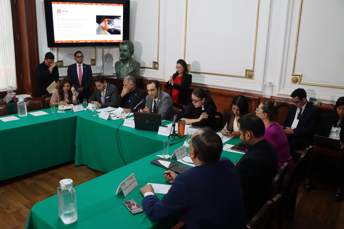 MetrobusCDMX's tweet photo. Esta tarde la Directora General, @RosarioCastroE, acompañó al Secretario de Movilidad, 
@AndresLajous, a su comparecencia ante el @Congreso_CdMex en el marco del #SextoInforme del @GobCDMX.

Hoy la movilidad es más sustentable y más eficaz gracias al trabajo de los últimos años en la capital del país 🚌☘️🚸

#UnaCiudadUnSistema