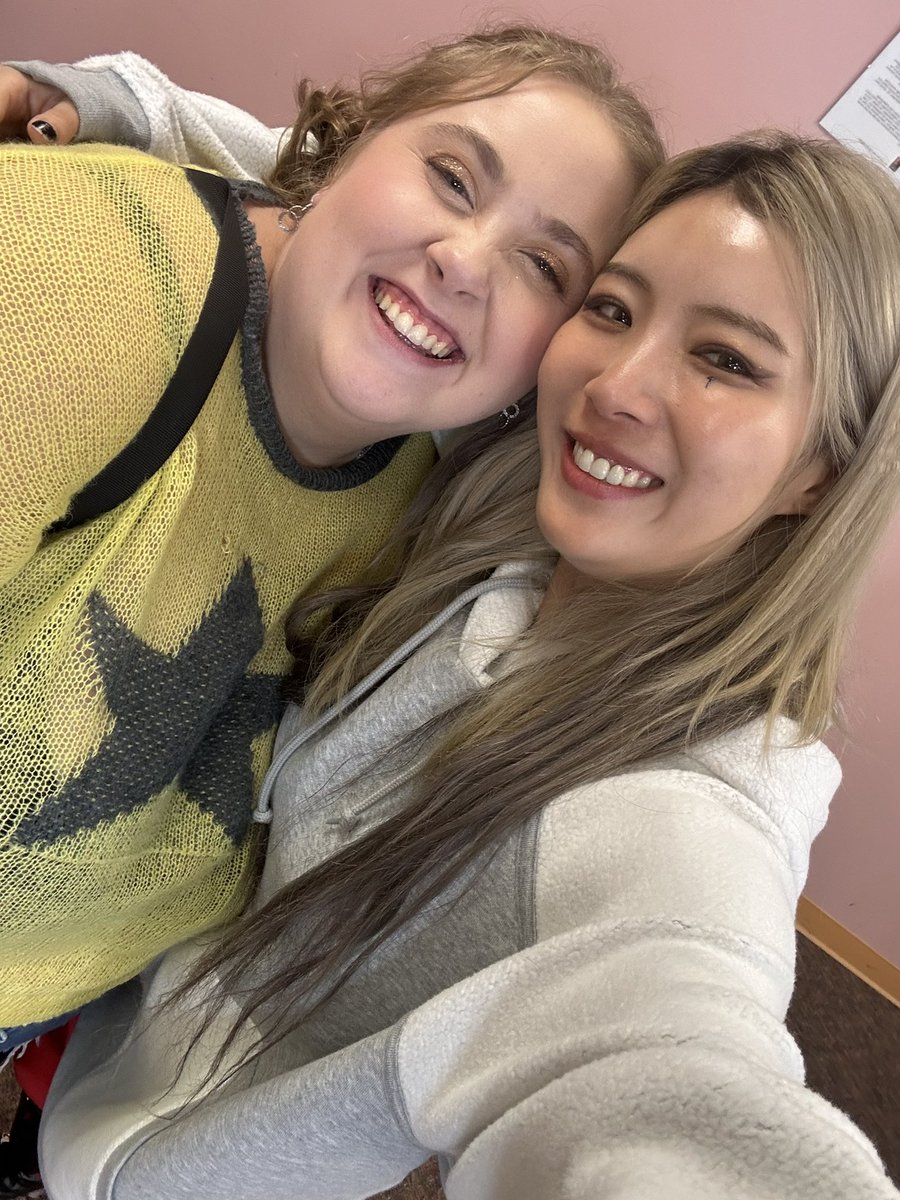 seobsouls_'s tweet photo. wooah asked to do a friendship pose for our selfie i did not know what she meant but this is so fucking cute 

#BREAKOUTTOUR #CRAXY https://t.co/fQ3STO5MPL