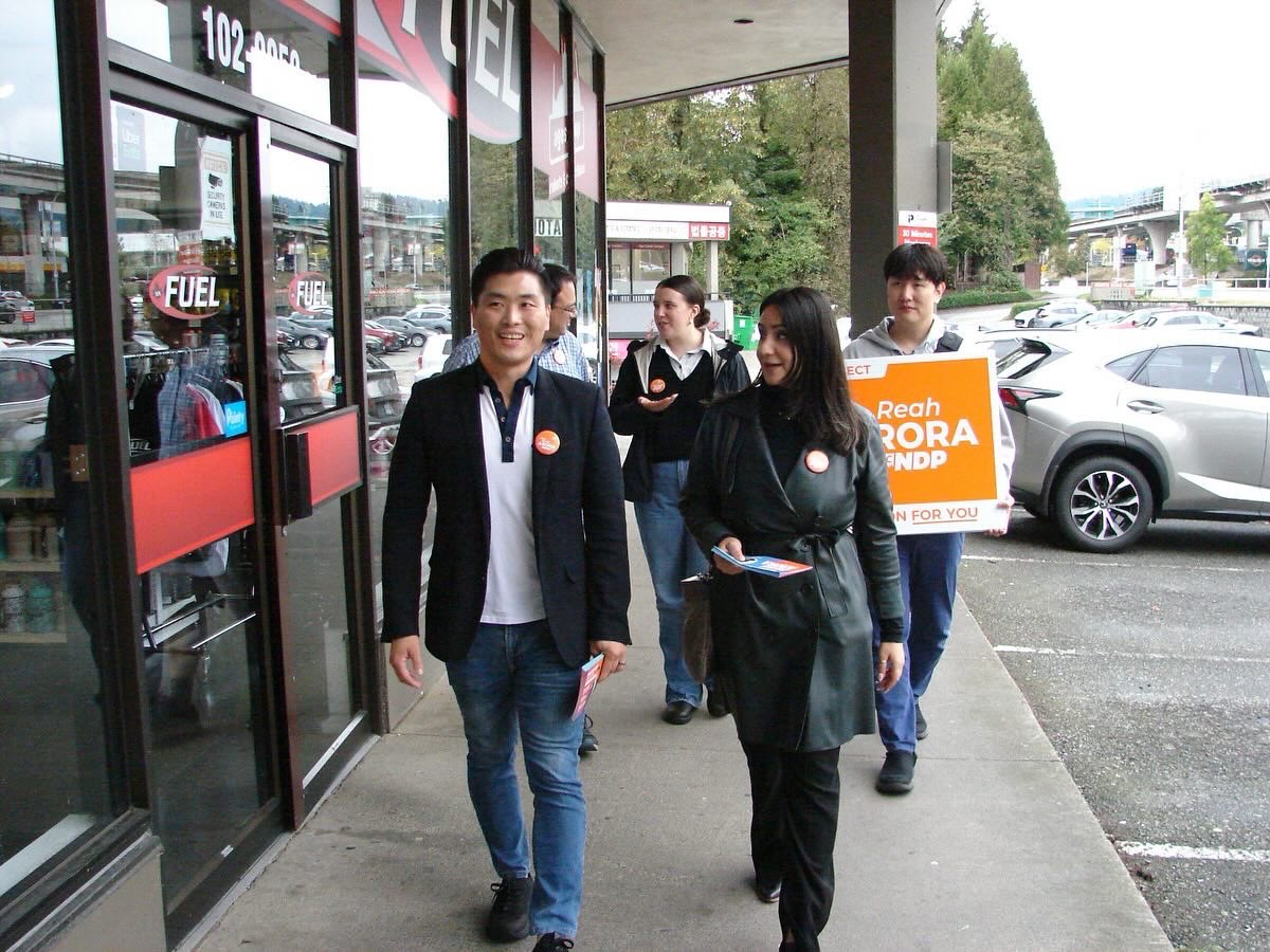 reah4burnaby's tweet photo. @PaulChoiBC and I visited local Korean businesses in Burnaby-East. We had great conversations with workers and business owners and heard about their needs. We heard that continued investment in housing and healthcare is a must. We're on it! βπ½π§‘ #BCNDP #actionforyou https://t.co/aKZtkVhJJS