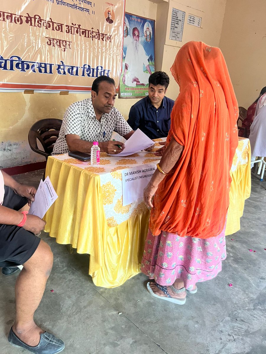 NmoRajasthan's tweet photo. 22/9/24 को NMO जयपुर द्वारा मालवीय नगर वाल्मीकि बस्ती में डॉ. बुद्धिप्रकाश के सहयोग से निःशुल्क चिकित्सा शिविर का आयोजन किया गया। शिविर में बोन मैरो डेंसिटी, शुगर, ब्लड प्रेशर जांच की सुविधा उपलब्ध कराई गई। साथ ही 100 से अधिक मरीजों को परामर्श दिया एवं निःशुल्क दवाइयाँ दी गई। https://t.co/GRmfJChNIS