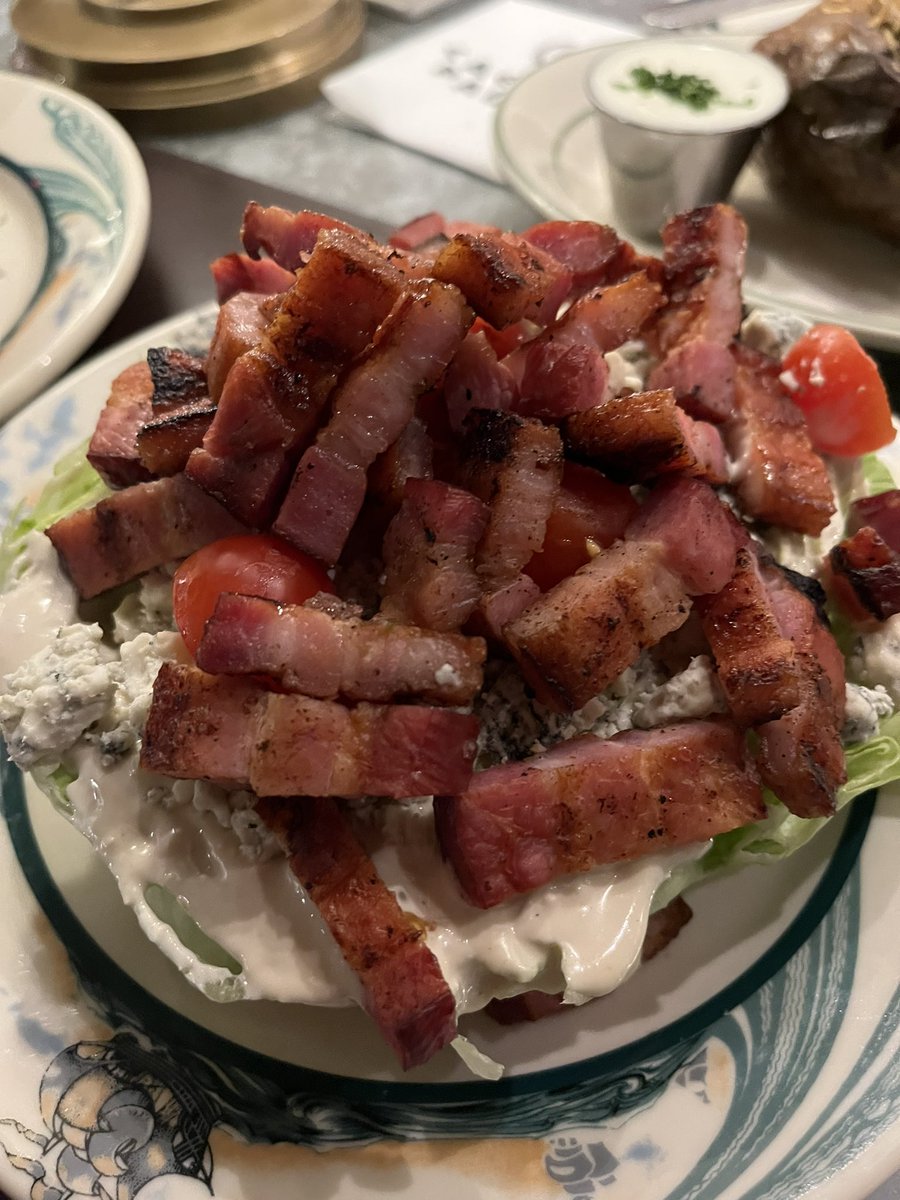 theheinekentom's tweet photo. I agree that the best wedge is at #PeterLugerVegas @CaesarsPalace but mine easily beats your, unless you don’t like #Bacon #LikeACaesar @DaynaRoselli https://t.co/351TzEZSP8