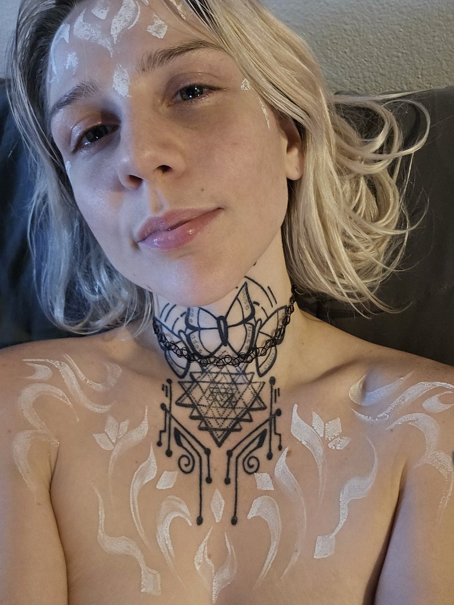 cassiecatnip's tweet image. Not wanting to wash off this beautiful art 🥰✨️🙏🦋 @/faunaflowart on Instagram 

#bodyart #bodypaint #cassiecatnip #cassiecadence #model #tattoos #art