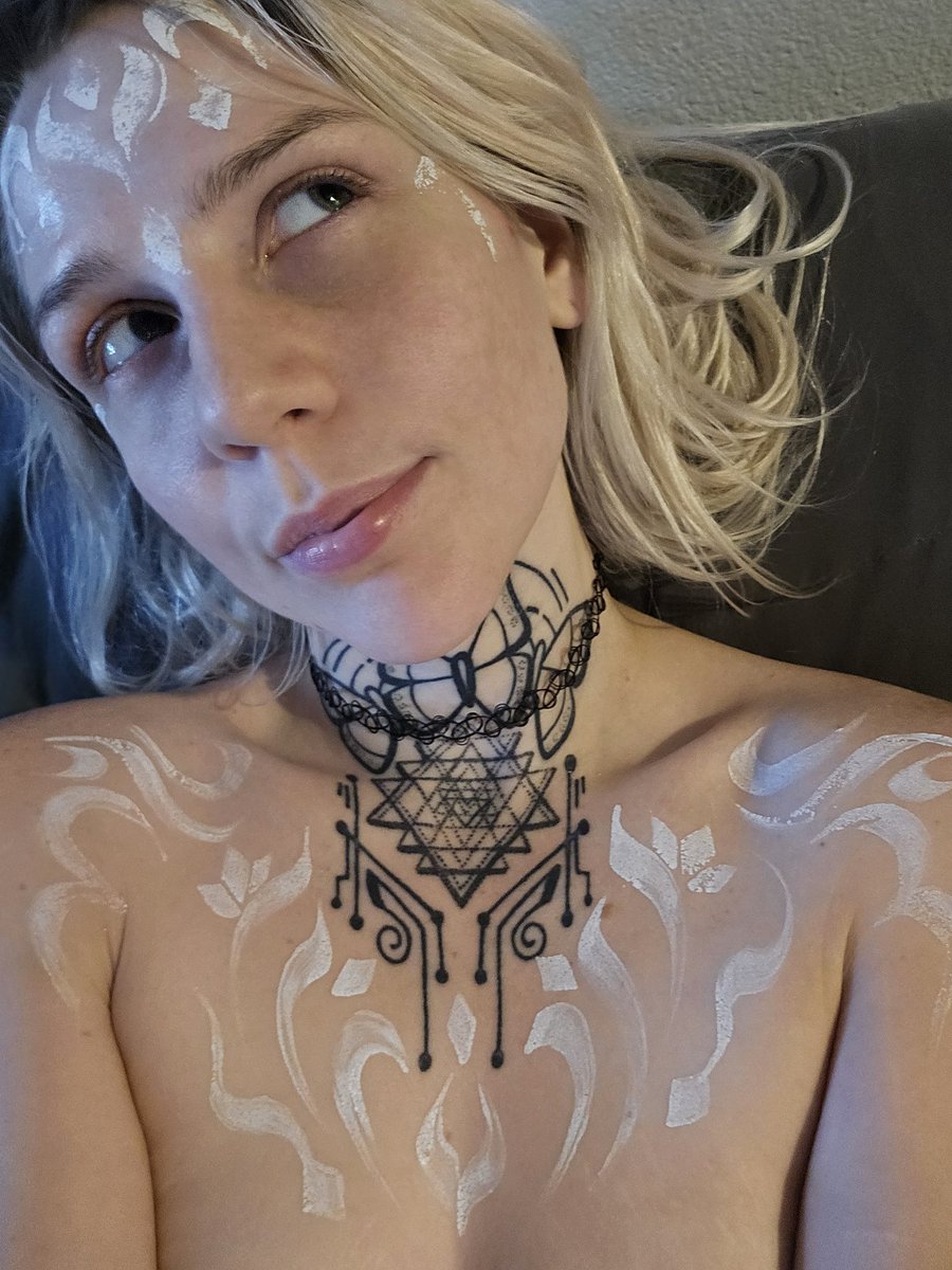 cassiecatnip's tweet image. Not wanting to wash off this beautiful art 🥰✨️🙏🦋 @/faunaflowart on Instagram 

#bodyart #bodypaint #cassiecatnip #cassiecadence #model #tattoos #art