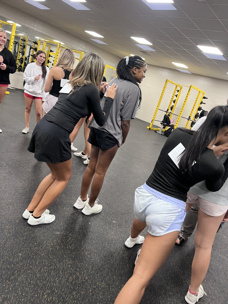 RHHS Basketball Cheer tweet media