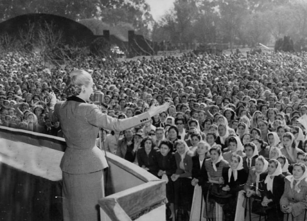 dandreajorge's tweet photo. Hace 77 años se promulgaba el #VotoFemenino. Celebramos la lucha por la ampliación de derechos, cimiento básico de la democracia argentina.

Hoy homenajeamos a #Evita y a todas las compañeras que lucharon por sus derechos en nuestro país✌🏽 https://t.co/EAgcBlp185
