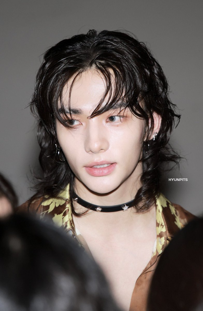 You are all doing great! 1.5 hours left to tracking. 

1 reply + tag (no emojis)
RT too

HYUNJIN AT VERSACE MFW
#HyunjinxVersaceSS25
#HyunjinAtMFW24
#VersaceSS25
<a href="/Versace/">VERSACE</a>