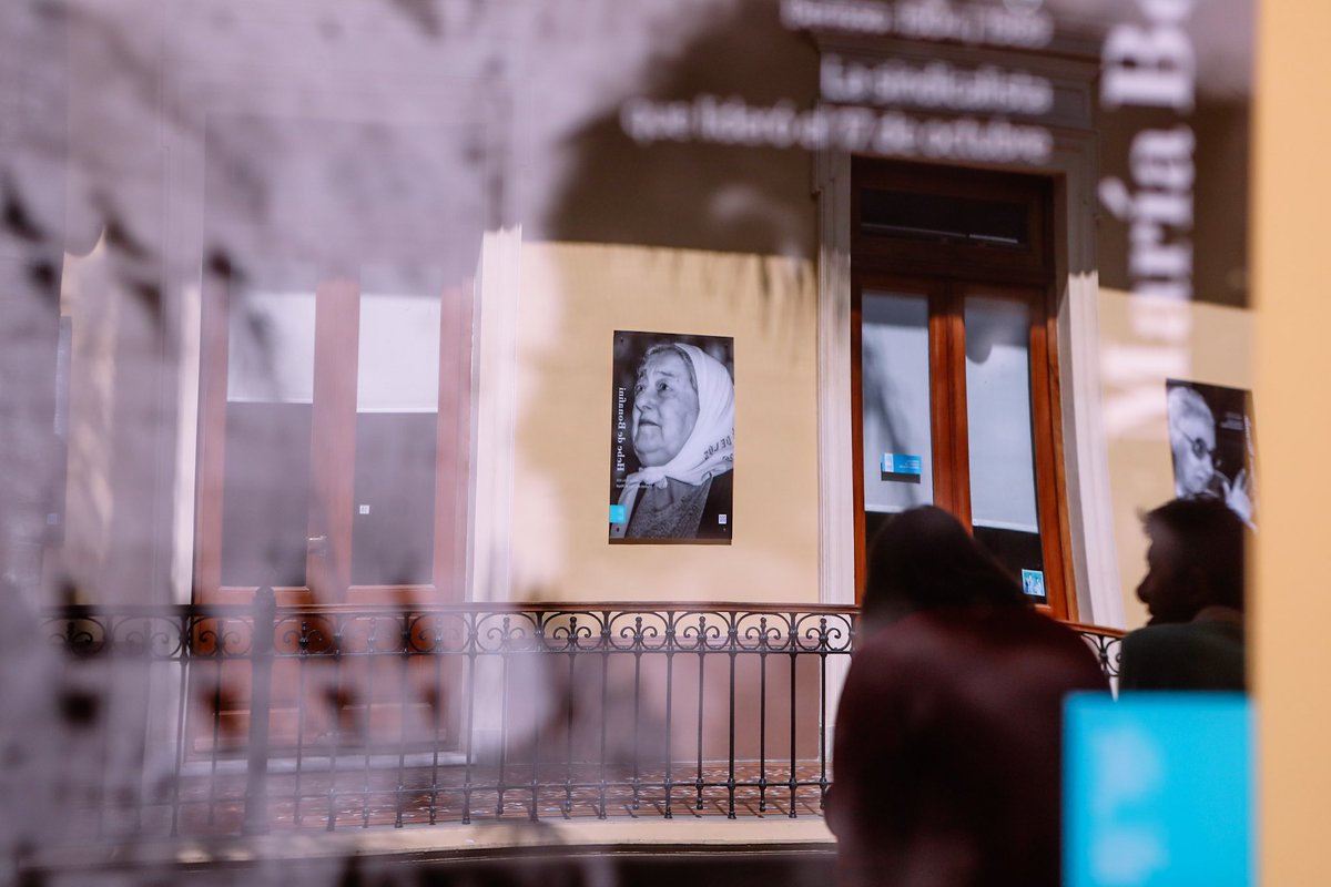 Junto a <a href="/Kicillofok/">Axel Kicillof</a> y <a href="/EstelaEDiaz/">Estela Díaz</a>, recorrimos la Galeria de Mujeres Bonaerenses en la Casa de Gobierno de la Provincia de Buenos Aires, un espacio inaugurado para homenajear y resguardar el legado de 16 luchadoras ejemplo de amor, perseverancia y solidaridad.