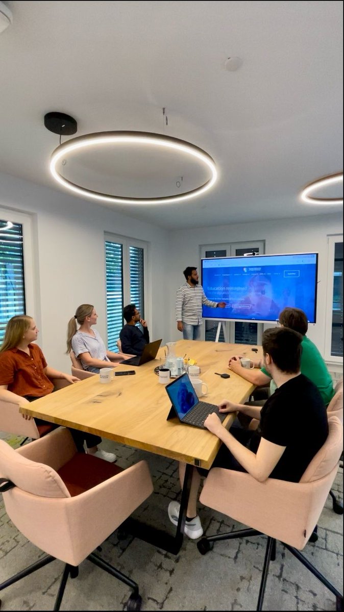 We are happy to see that our team members are actively using the different working environments at our CloudHouse. Our cozy little backyard serves as the perfect spot for both a coffee break with colleagues or a work-related exchange in the sun.